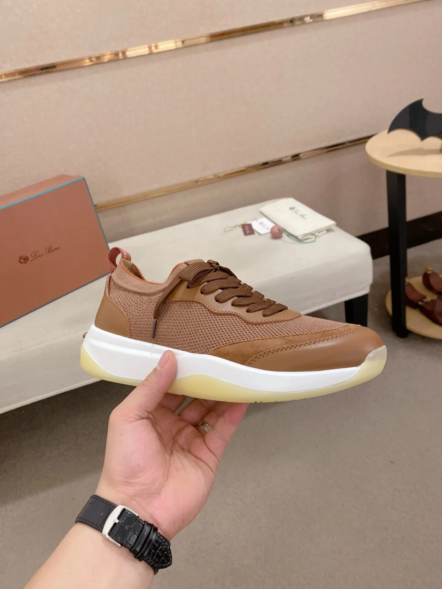 Men's shoes💰: 540💰🔥𝐥𝐨𝐫𝐨 𝐏𝐢𝐚𝐧𝐚 lp classic loafers, an Italian treasure brand, the only brand that can match Hermès! Only after wearing it do we realize that we can’t live up to our feet. The upper is made of imported first-layer cowhide with breathable fly-knit fabric, water-dyed cowhide foot pads, and the official original glass rubber outsole and pendant. Exclusive original packaging (tag ➕ brand paper ➕ outer box ➕ hand bag) code number: 38-44. Can be customized 45-46
